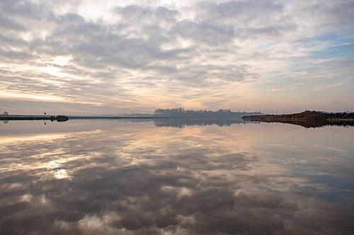Winter water weerspiegeling zonsondergang