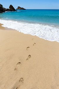 Fußspuren im Sand, die führen zu blauen Meer an der Küste auf der Insel in Griechenland von Ben Schonewille