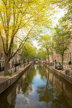 Amsterdam Oudezijds Achterburgwal Kanal im Sommer