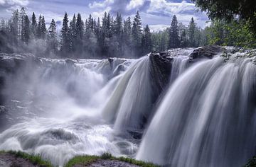 Ristafallet, waterval in Zweden van Iris Heuer