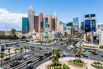 Las Vegas, zicht op de stad overdag met druk kruispunt van Eric van Nieuwland