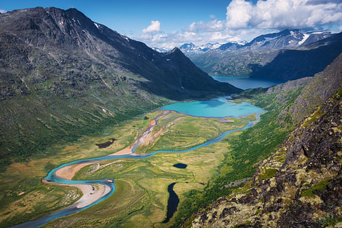 Landschaft in Jotunheimen mit Fluss, See und Bergen