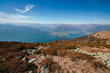 Uitzicht op het Lago Maggiore vanaf de Monte Covreto van Leo Schindzielorz