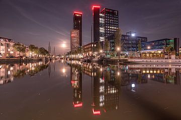 Photo de nuit canal de la ville de Leeuwarder par pleine lune sur Harrie Muis