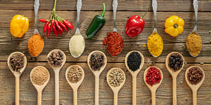 Chilivielfalt mit Gewürzpulvern und Pfeffer