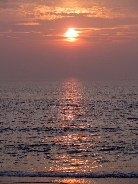 Zonsondergang in zee von Lotte Veldt