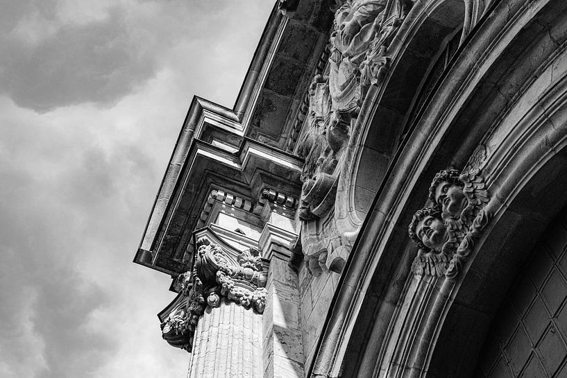 Impressive column by Rob Donders Beeldende kunst