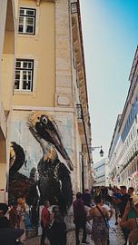 Zonnige Lissabon Straat met Kleurrijke Gebouwen van Chris Snoek