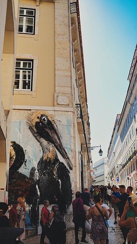Zonnige Lissabon Straat met Kleurrijke Gebouwen