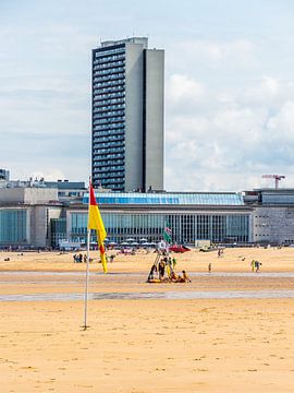 De vlag van Oostende op het strand van didier de borle