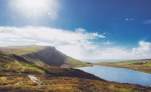 Verlaten eenzaamheid bij Neist Point. Isle of Skye in Groot-Brittannië. Panorama klif in de Schotse Hooglanden!