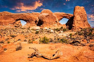 Windows mit  Gewitterwolken im Arches National Park in Utah USA