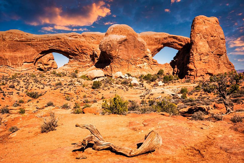 Fenêtres avec nuages d'orage dans le parc national d'Arches dans l'Utah, aux États-Unis. par Dieter Walther