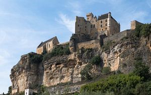 Das Schloss von Beynac in der französischen Region Dordogne hoch auf den Felsen gebaut