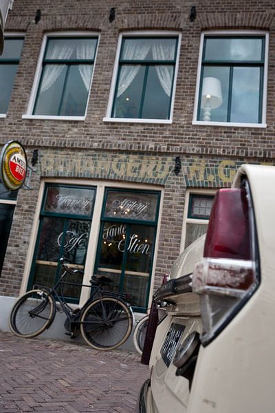 Ouderwets café met fiets en DAF van Arthur van Iterson