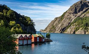 Bootshäuser in einem Fjord in Südnorwegen