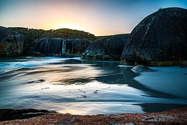 Une lueur dorée sur le miroir d'eau de la plage sur Patrick Kilb