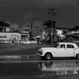 Une voiture de rêve classique à Cuba sous la pluie sur Maurits van Hout