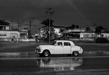 Klassieke auto in Varadero Cuba in de regen van Maurits van Hout
