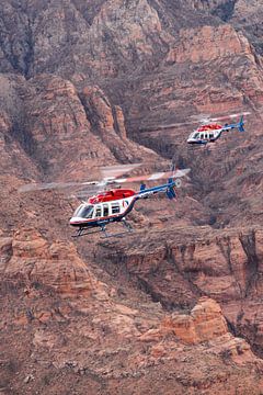 aGuardian Air Bell 407's vliegend in de magische omgeving van Sedona, AZ (USA) van Jimmy van Drunen