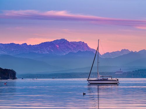 Sailing boat on the Ammersee with Zugspitze