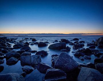 Blauw uur op het strand van Alnes, Noorwegen van qtx