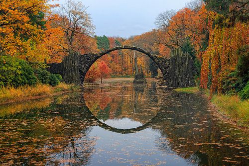 Rakotzbrücke in de herfst, Saksen, Duitsland