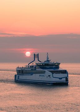 Veerboot op de Waddenzee bij Zonsondergang van Ewold Kooistra