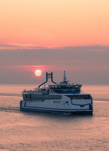 Veerboot op de Waddenzee bij Zonsondergang
