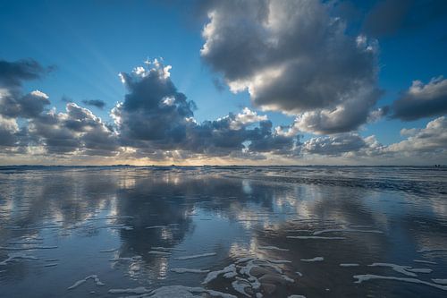 Hollandse wolkenlucht boven het strand