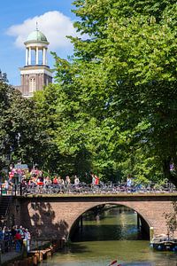De Augustinuskerk en de Viebrug over de Oudegracht in Utrecht (kleur) sur André Blom Fotografie Utrecht