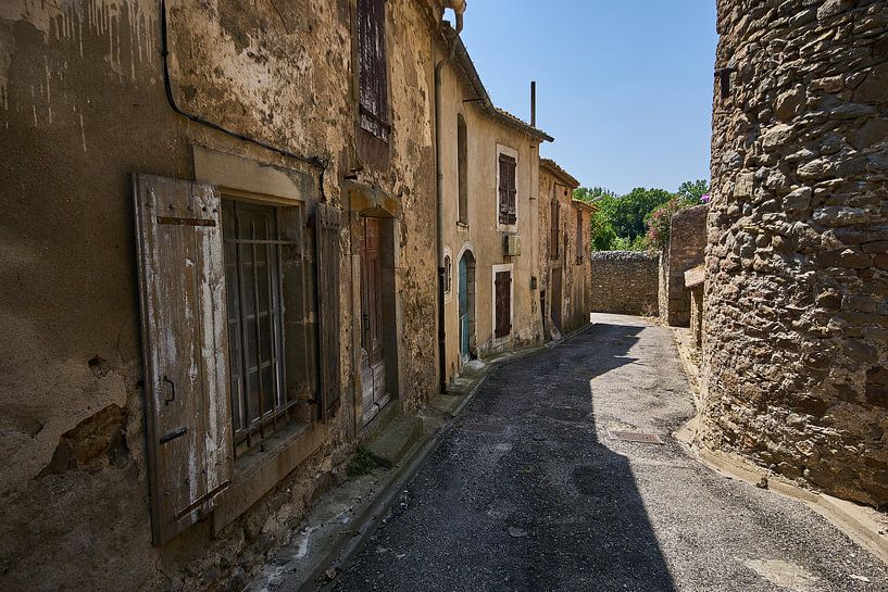 Typische Straße im südfranzösischen Dorf von Gevk - izuriphoto