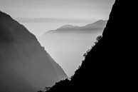 Bergen in Nepal - zwart wit van Ellis Peeters thumbnail