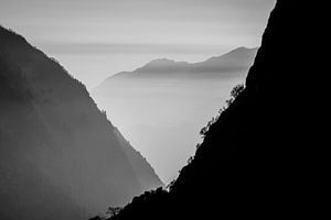 Berge in Nepal - schwarz-weiß von Ellis Peeters