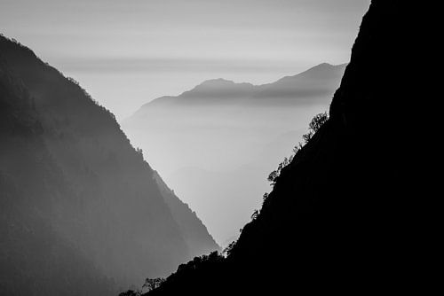 Bergen in Nepal - zwart wit van Ellis Peeters