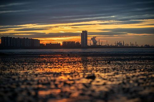 Le sac de soleil derrière la ligne d'horizon