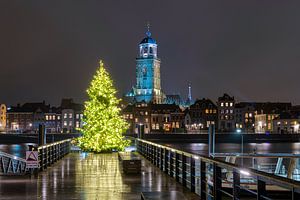 Stadsfront van Deventer met kerstboom van Fotografie Ronald