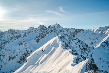 prachtig uitzicht op de Allgäuer Alpen in de winter van Leo Schindzielorz