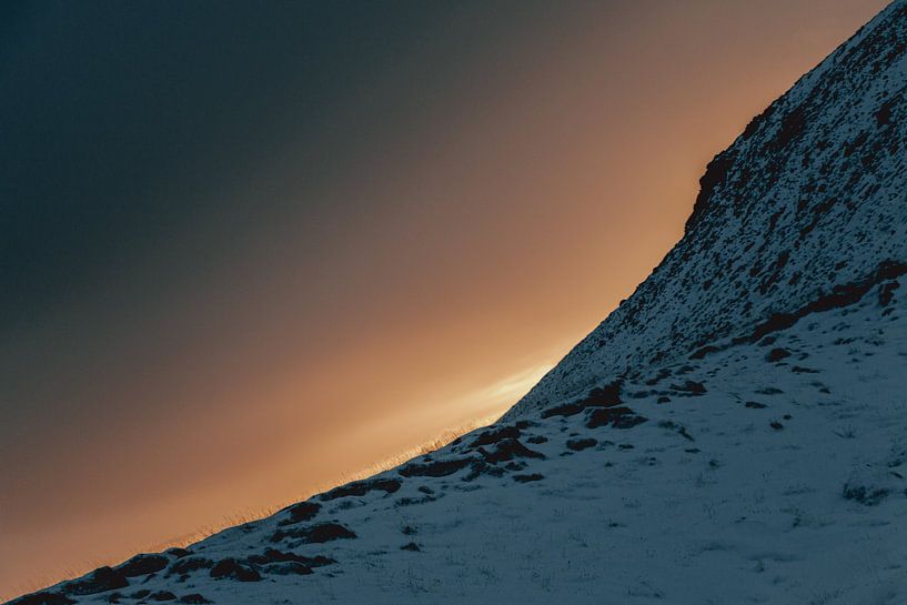 De zon zakt achter achter de berg van Sophia Eerden