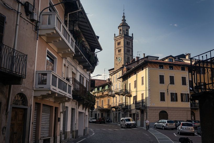 Abendliche Skyline von Masserano, Biella, Italien von Imladris Images