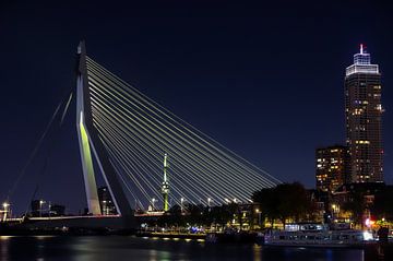 Geelgekleurde Erasmusbrug & Zalmhaventoren van SVFotografie