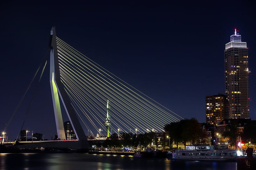 Gelbe Spitze der Erasmusbrücke &amp; Salmon Harbour Tower von SVFotografie