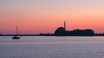 Vue aérienne de l'IJsselmeer avec le Woudagemaal près de Lemmer au coucher du soleil sur Eye on You