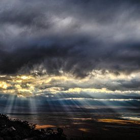 Les rayons du soleil en cratére de Ngorongoro en Tanzanie sur olaf groeneweg
