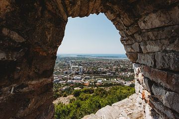 Doorkijk naar Geschiedenis: Ruïnes en Stadsleven in Albanië van Thessa van Beek