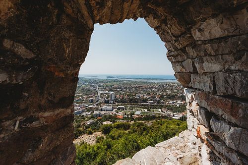 Doorkijk naar Geschiedenis: Ruïnes en Stadsleven in Albanië