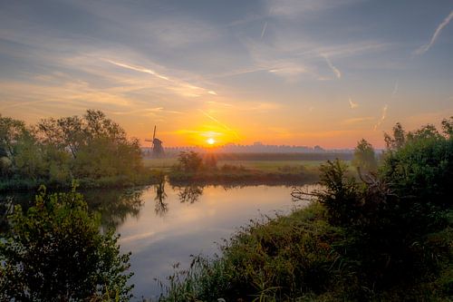 Molen bij meertje