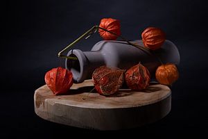 Die umgefallene Vase mit den Laternen (die auf der Holzplanke balancieren).