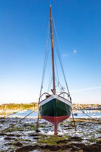 Segelboot bei Ebbe im Hafen von Camaret-sur-Mer, Bretagne