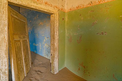 Verlaten huizen in woestijn van Namibië